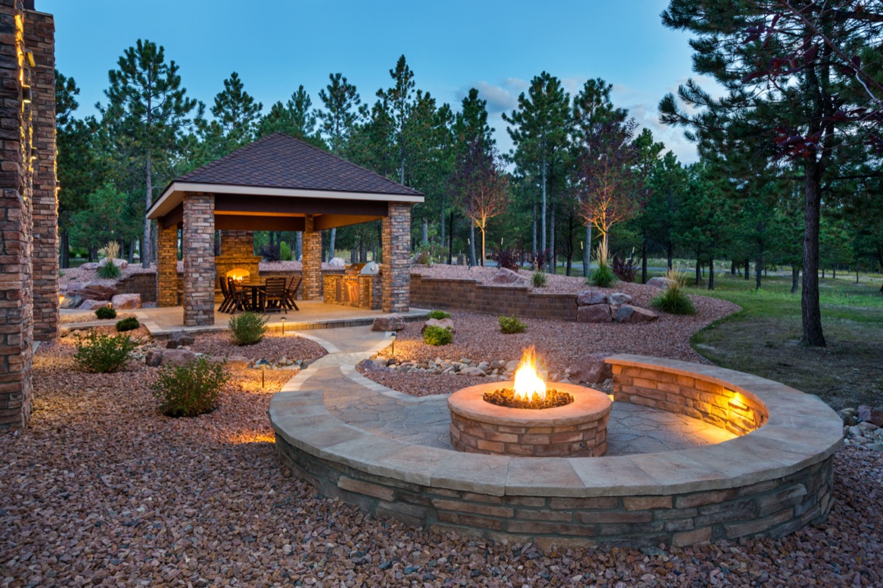 alt="outdoor patio design with custom seating and outdoor fireplace"